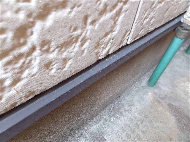 壁の立ち上がりとサイディングボードの継目